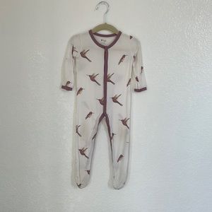 Kyte Baby Snap Footie in Hummingbird 6-12 months